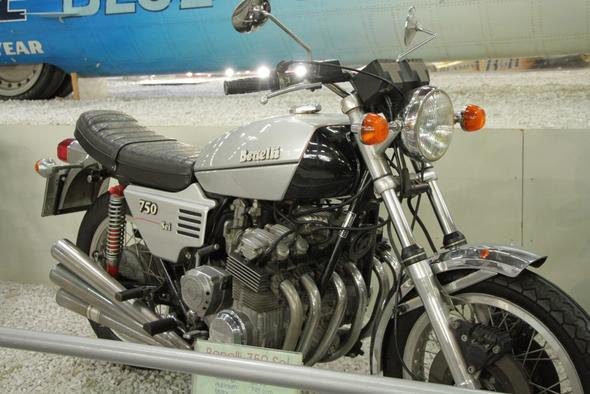 knapp mehr als drei - (Motorrad, Sitzhöhe, Vierzylinder)