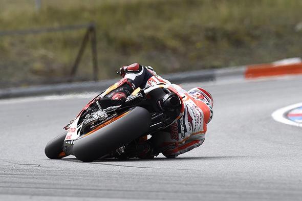 Wann legt man sich in eine Kurve, wann drückt man das Motorrad?