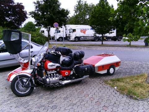 Wie schnell darf man mit einem Motorradanhänger fahren? (anhänger