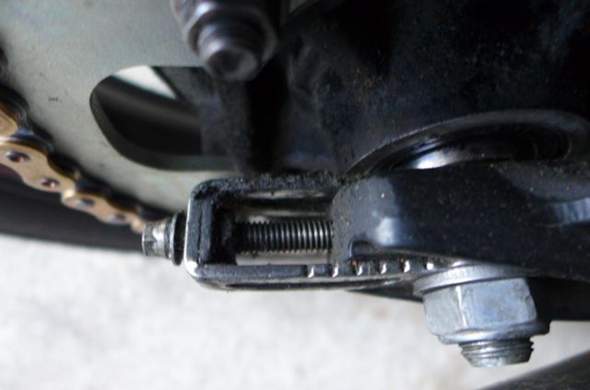 Kettenspanner fast ganz ausgefahren trotz neuer Motorradkette mit Kettensatz normal bei der Triumph Bonneville?