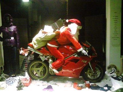 Kommt der Nikolaus morgen mit **dem** Motorrad ?