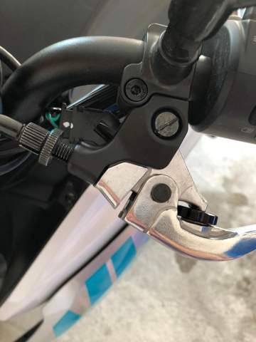 Wie kann ich bei meiner CF Moto 400 den Kupplungshebel bzw. den Bremshebel enger stellen?